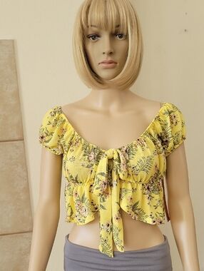 Almost Famous Floral Peasant Cropped top, Junior's M, Lemon, NWT